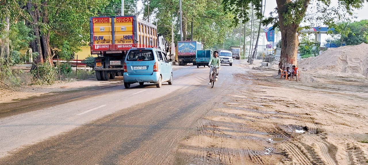 Gaya News : बोधगया रिवर साइड रोड बना मौत का रास्ता, बड़ी गाड़ियों की नो इंट्री की मांग