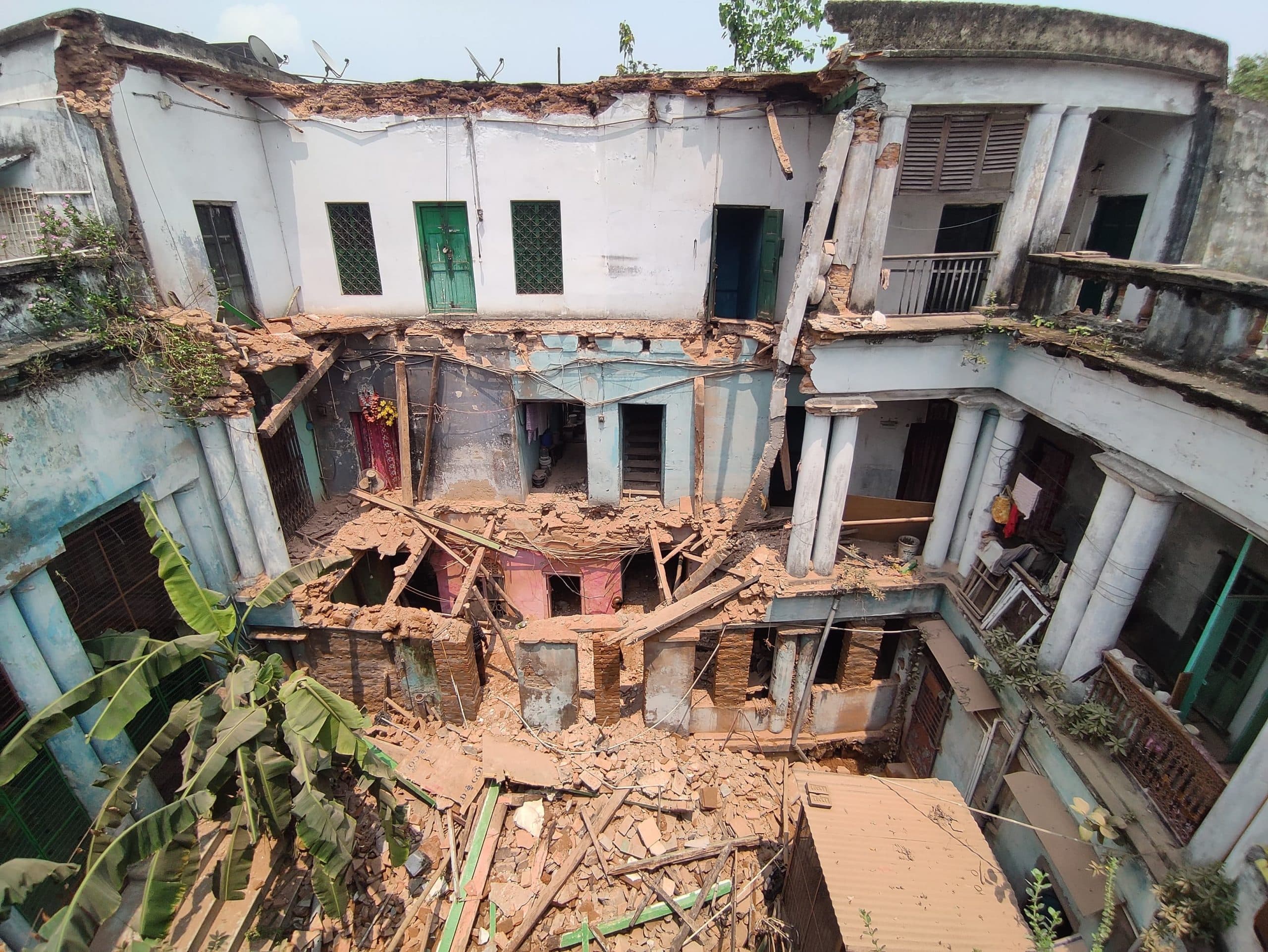 मरम्मत के दौरान जर्जर मकान ढहा, एक मजदूर की मौत, चार घायल