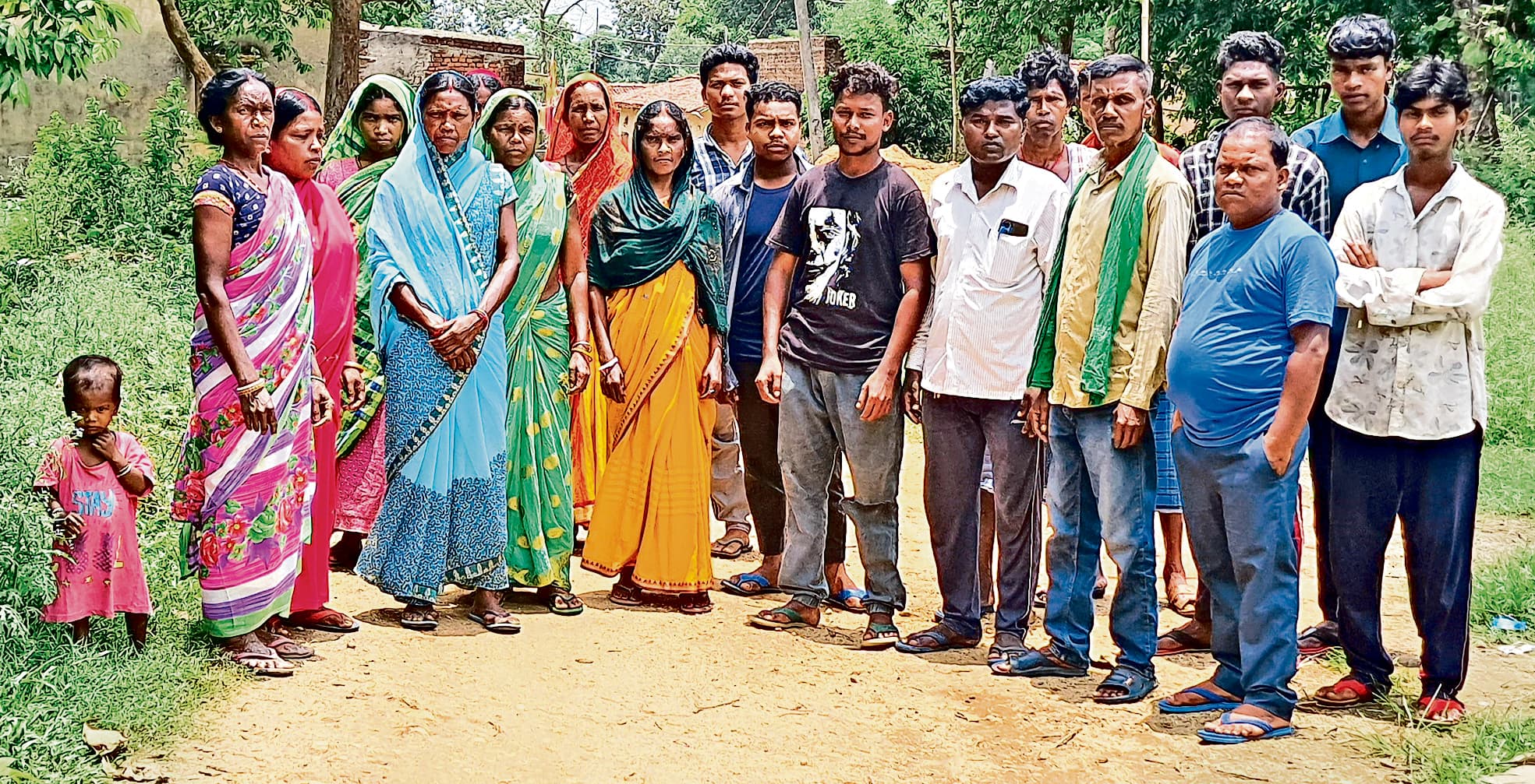 Bokaro News : पारसाडीह में पक्की सड़क नहीं, बरसात में कैद हो जाते हैं लोग