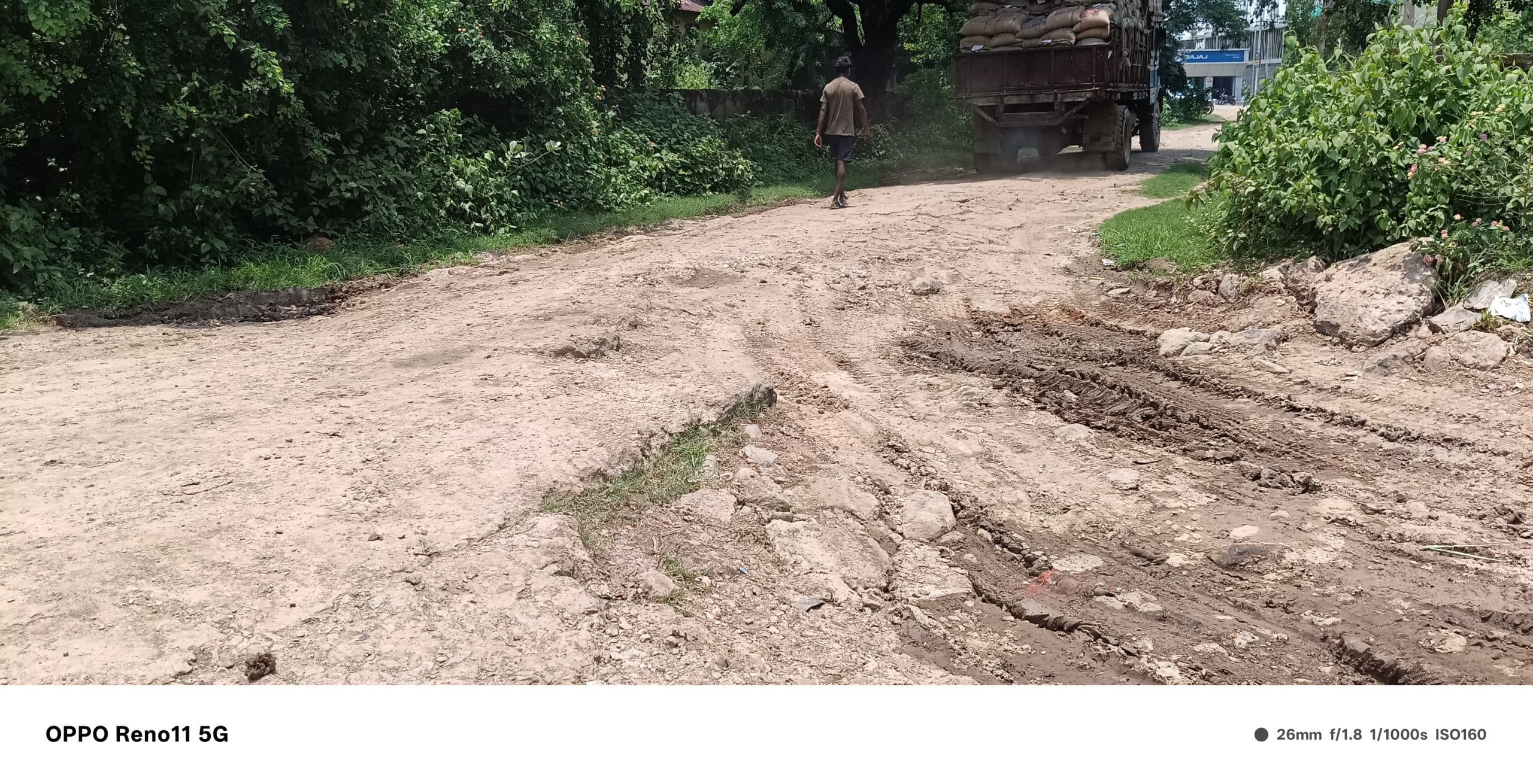 Chaibasa News : चक्रधरपुर प्रखंड कार्यालय की सड़क जर्जर, आवागमन में परेशानी