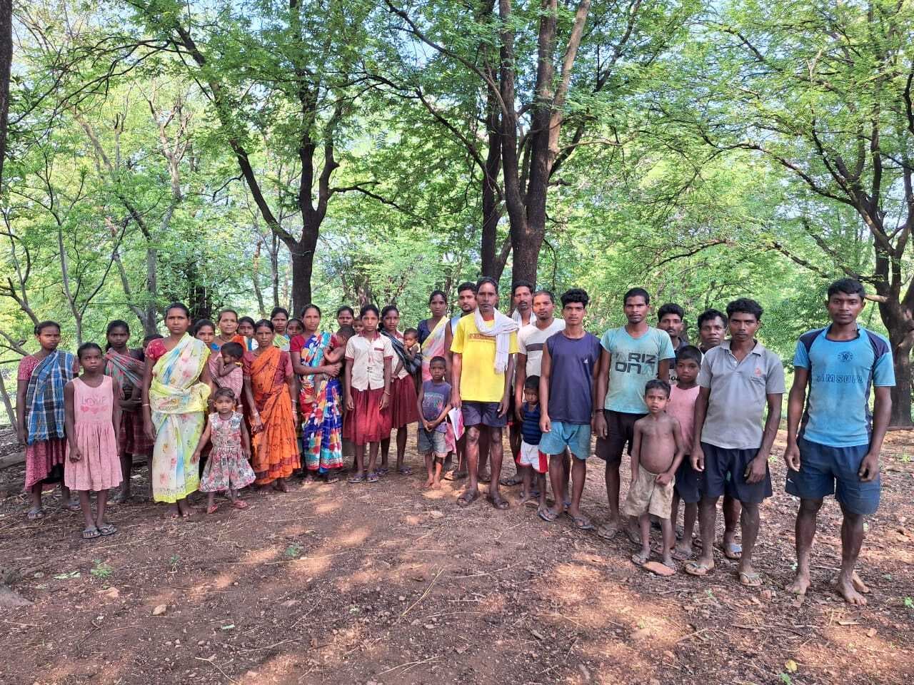 Chaibasa News : दुमकादा गांव में आजतक नहीं पहुंची बिजली, परेशानी