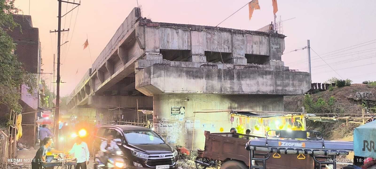 मधुपुर में दस वर्षो से फ्लाई ओवर पूरा होने का हो रहा इंतजार