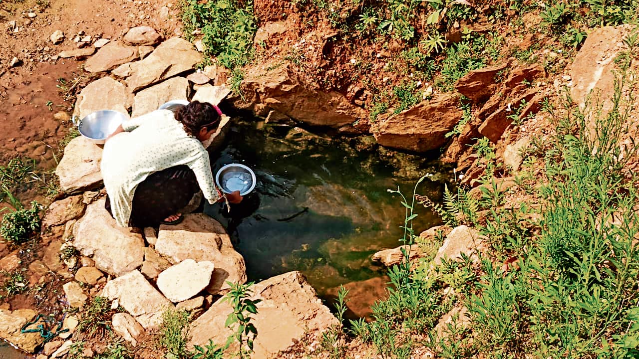 Seraikela News : चुआं का पानी पीने को विवश हैं ग्रामीण