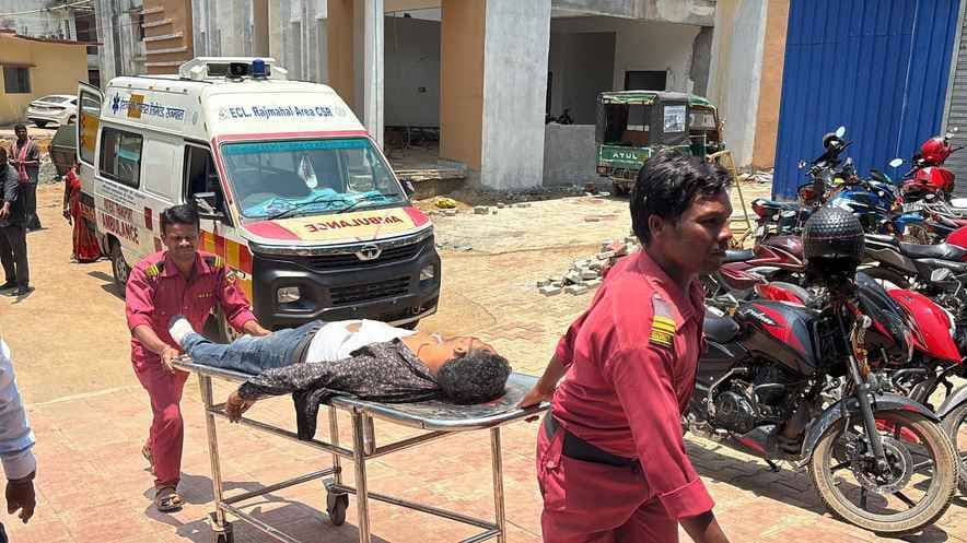 बालू लदे ट्रैक्टर की चपेट में आने से घायल बाइक सवार की मौत