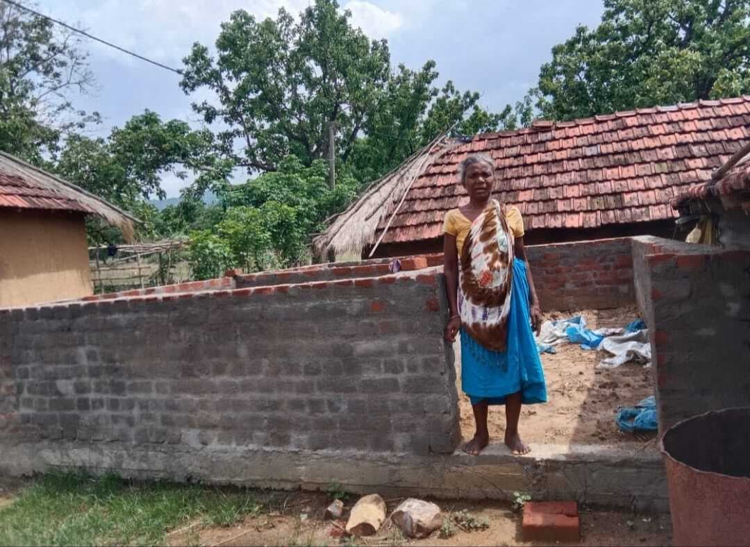 East Singhbhum News : डुमरिया प्रमुख ने लगाया अबुआ आवास के लाभुकों को परेशान करने का आरोप