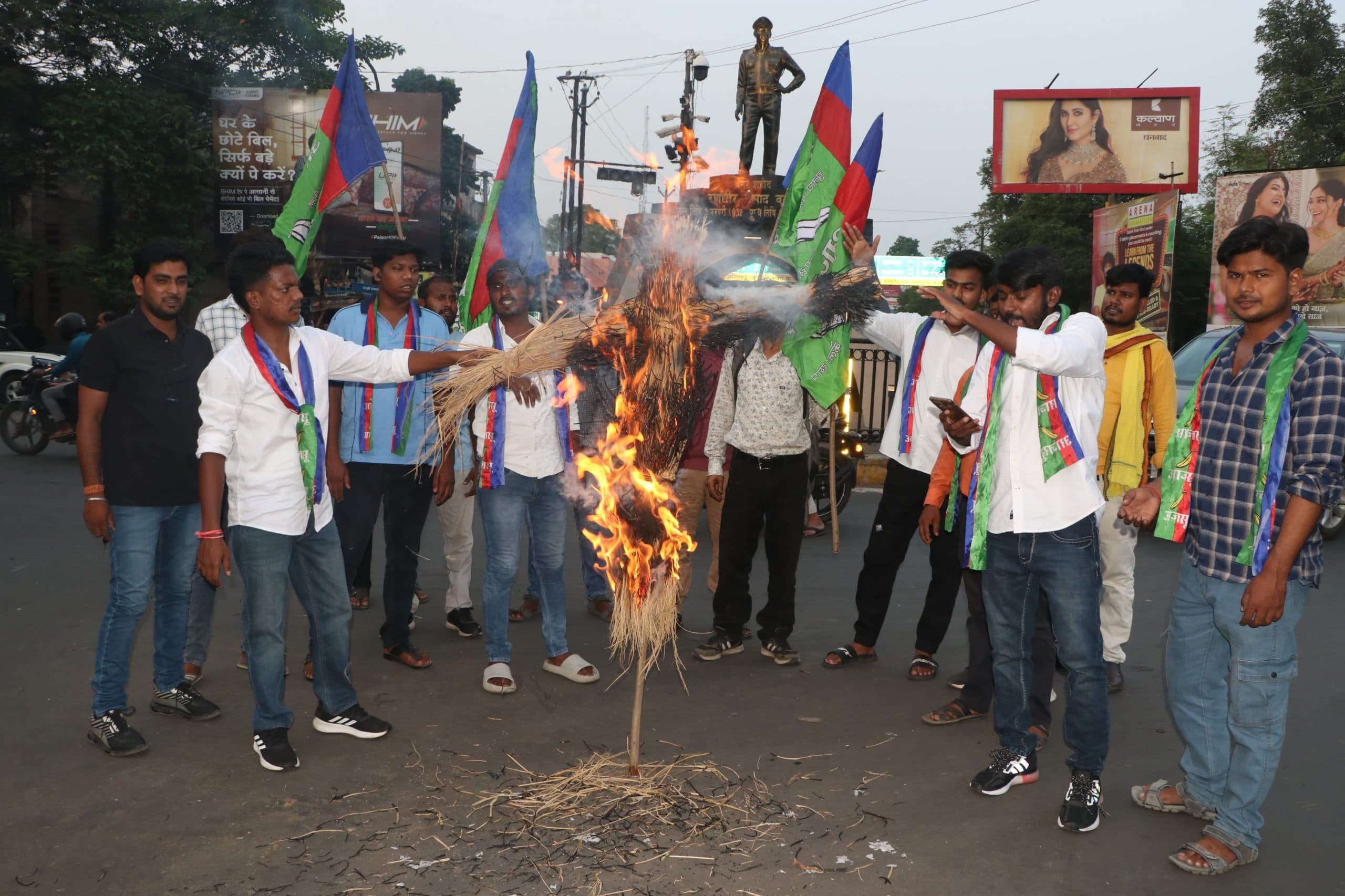 Dhanbad News : आजसू छात्र संघ ने बीबीएमकेयू कुलपति का पुतला दहन किया