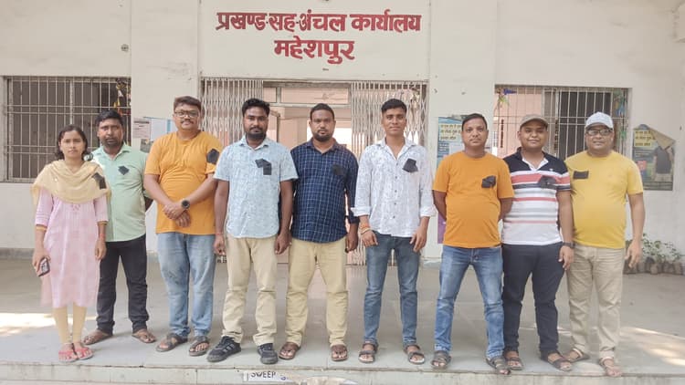 आउटसोर्स कर्मचारियों ने काला बिल्ला लगाकर किया काम