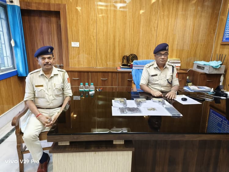 तीन पिस्टल व 10 जिंदा गोली के साथ युवक गिरफ्तार