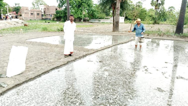 नमी की कमी से किसानों के लिए धान का बीज गिराने में परेशानी, मानसून की बारिश की आस में धान की खेती में पिछड़ रहे किसान