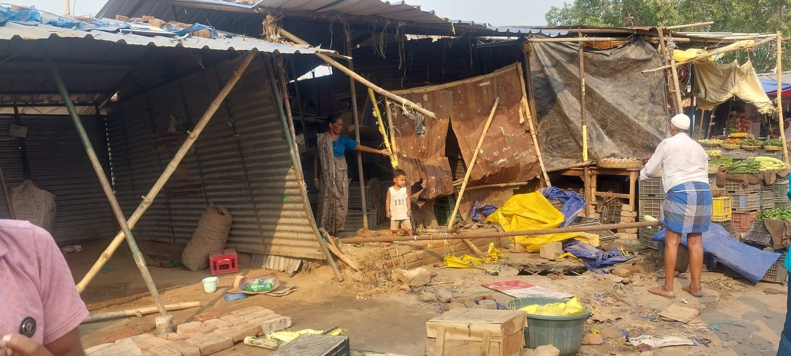 मैगरा में अनियंत्रित हाइवा से तीन  सब्जी दुकानें क्षतिग्रस्त