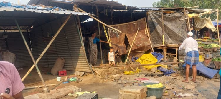 मैगरा में अनियंत्रित हाइवा से तीन  सब्जी दुकानें क्षतिग्रस्त