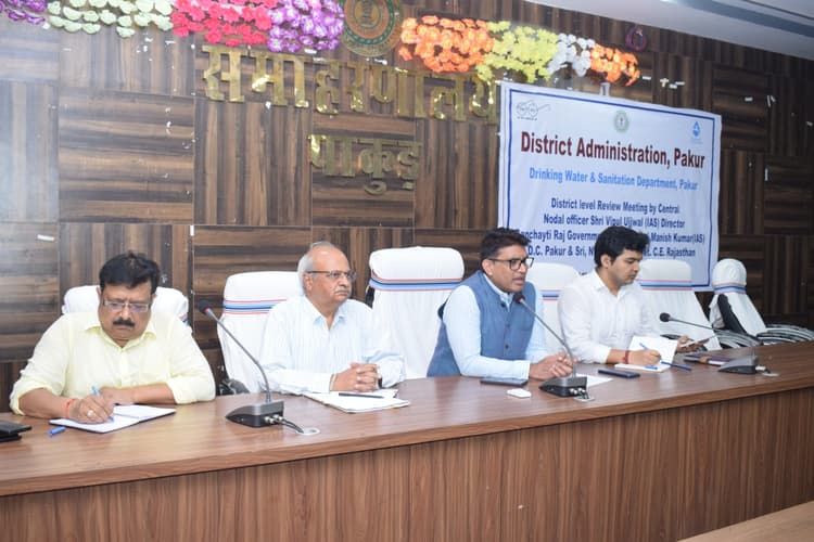 मेगा जलापूर्ति योजना समयबद्ध पूरा करने पर जोर, पांच मुखिया व जलसहिया हुईं सम्मानित