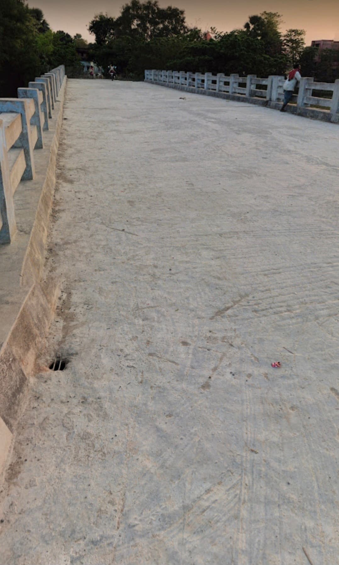 Samastipur News:9 साल बाद भी अधूरा रह गया 15 करोड़ की लागत से बना तीन पुल