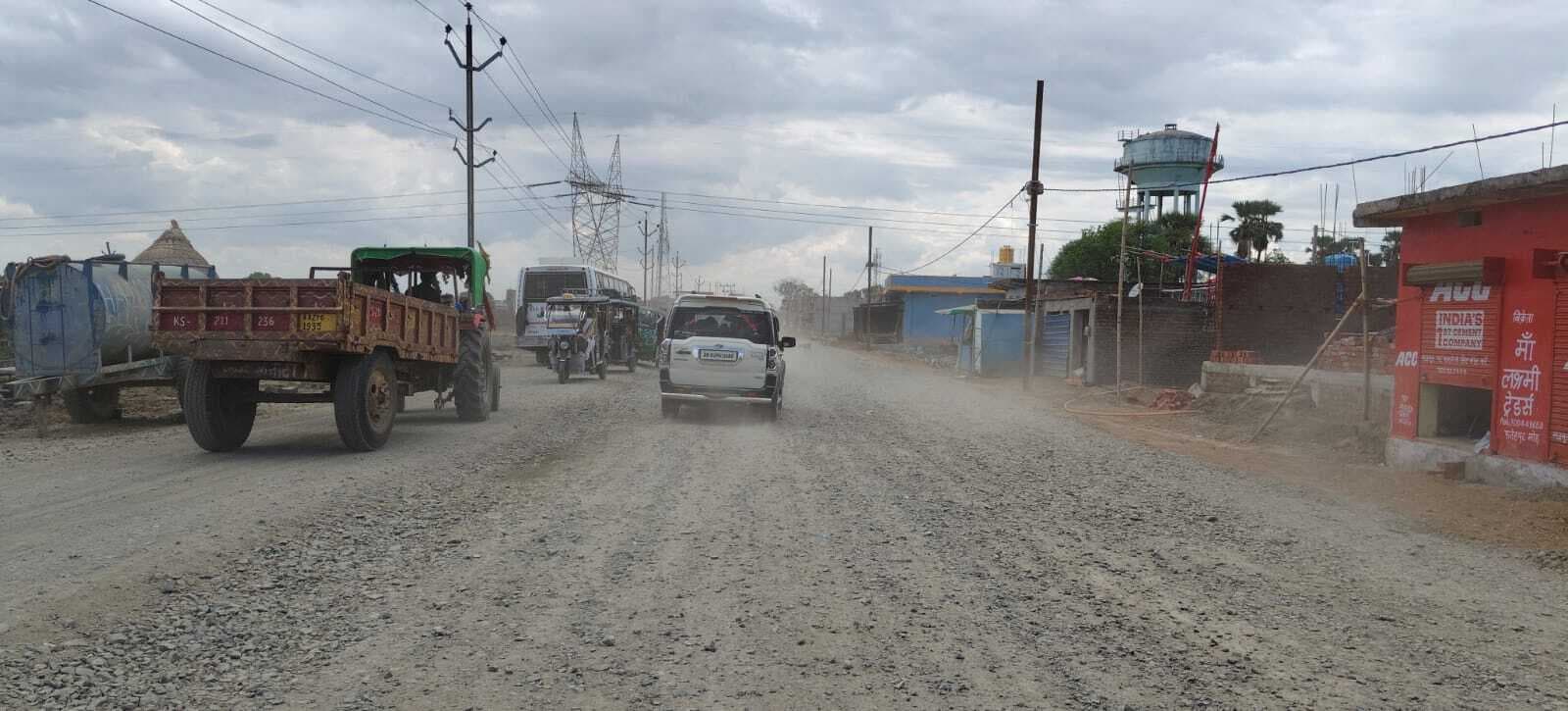 सड़क निर्माण के दौरान पानी का छिड़काव नहीं होने से राहगीरों की बढ़ी परेशानी