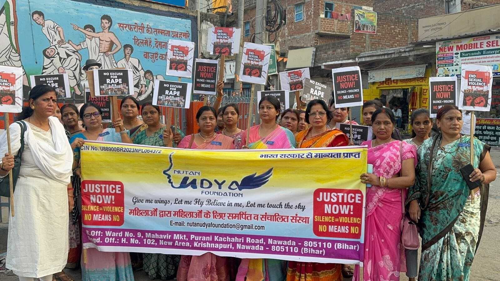 बलात्कारियों के खिलाफ नवादा में महिलाओं ने निकाला मौन जुलूस