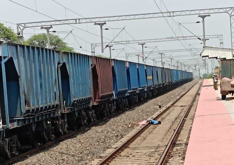 खड़ी लोकल ट्रेन के नीचे पटरी पर सोकर महिला ने दे दी जान