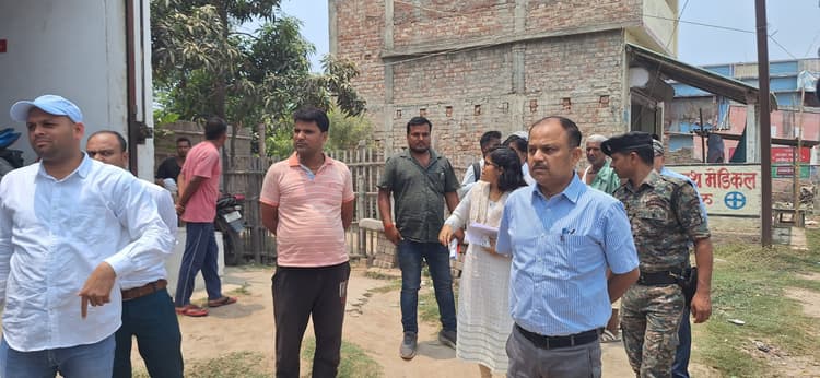 निर्माणाधीन एनएच 327 ई का डीएम ने किया निरीक्षण