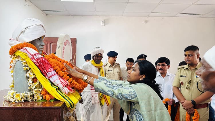 उपायुक्त ने उलिहातू में भगवान बिरसा मुंडा को दी श्रद्धांजलि