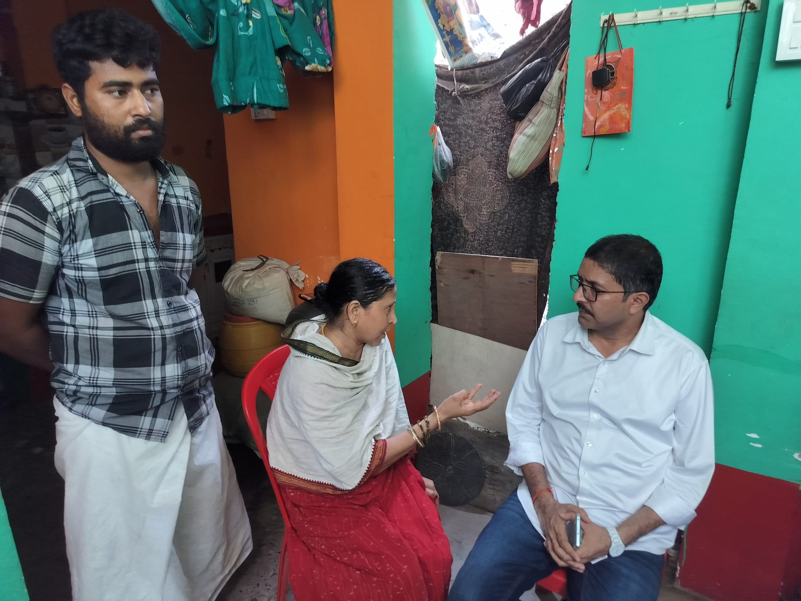 भाजपा नेता ने ऋतिक की मां से की मुलाकात