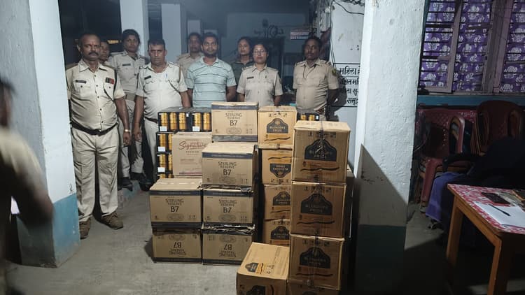 पश्चिम बंगाल से आम लदे पिकअप पर लायी जा रही 609 लीटर शराब जब्त