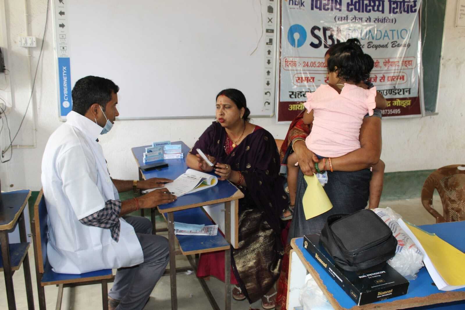 कैंप में 105 मरीजों की हुई स्वास्थ्य जांच