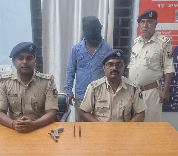 अपराधी कट्टा व दो कारतूस के साथ गिरफ्तार