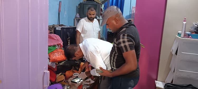 सूनसान घर को चाेरों ने बनाया निशाना, लाखों की चोरी