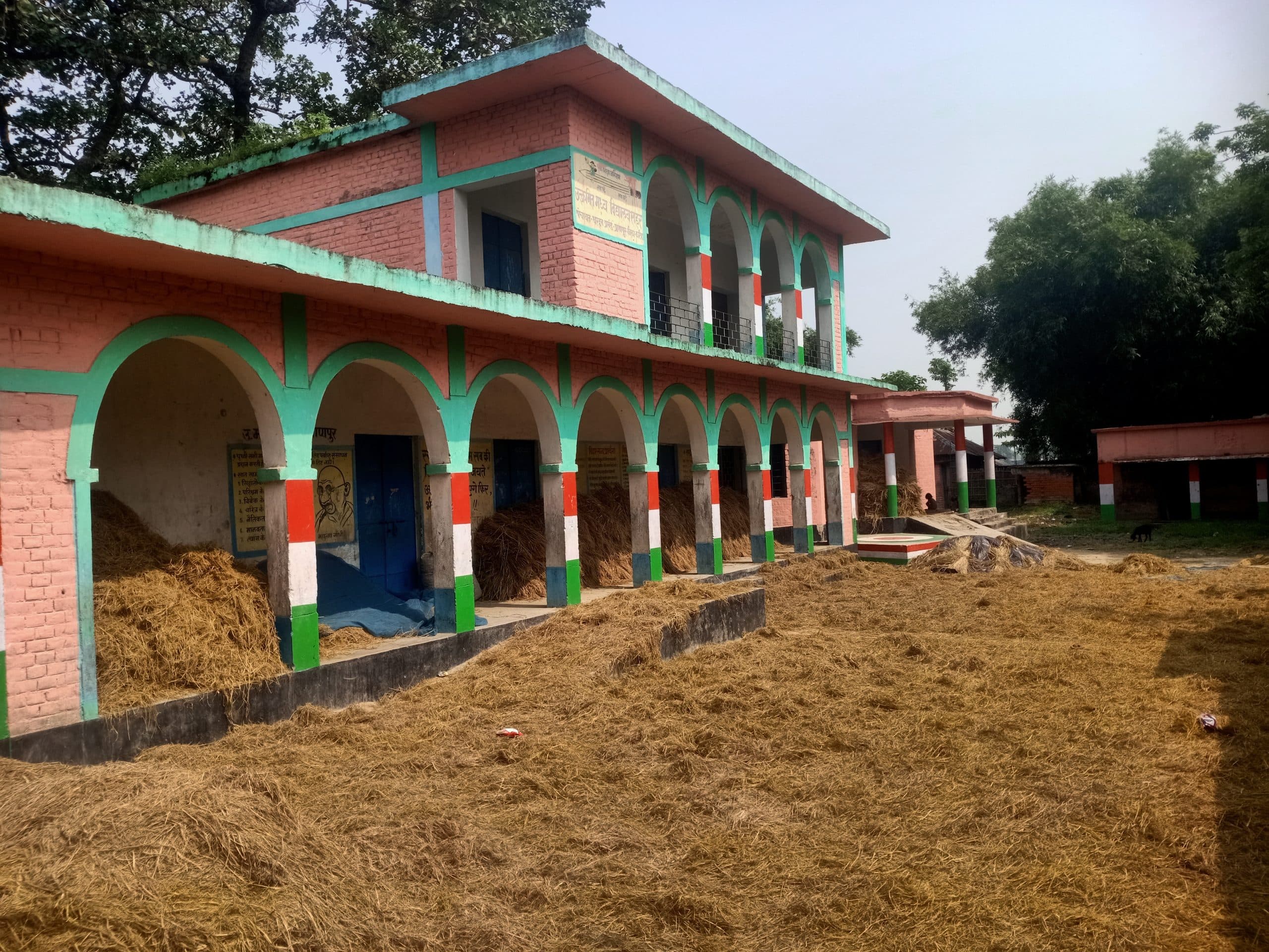 गर्मी छुट्टी होते ही विद्यालय बना पुआल रखने का खमार