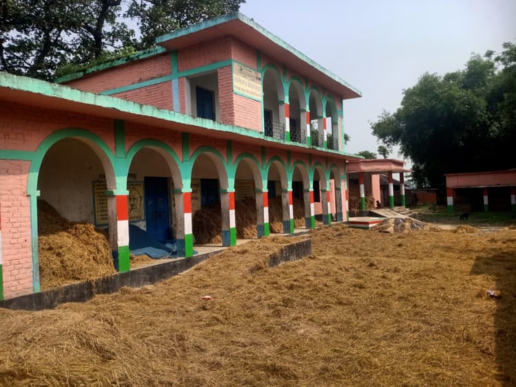 गर्मी छुट्टी होते ही विद्यालय बना पुआल रखने का खमार