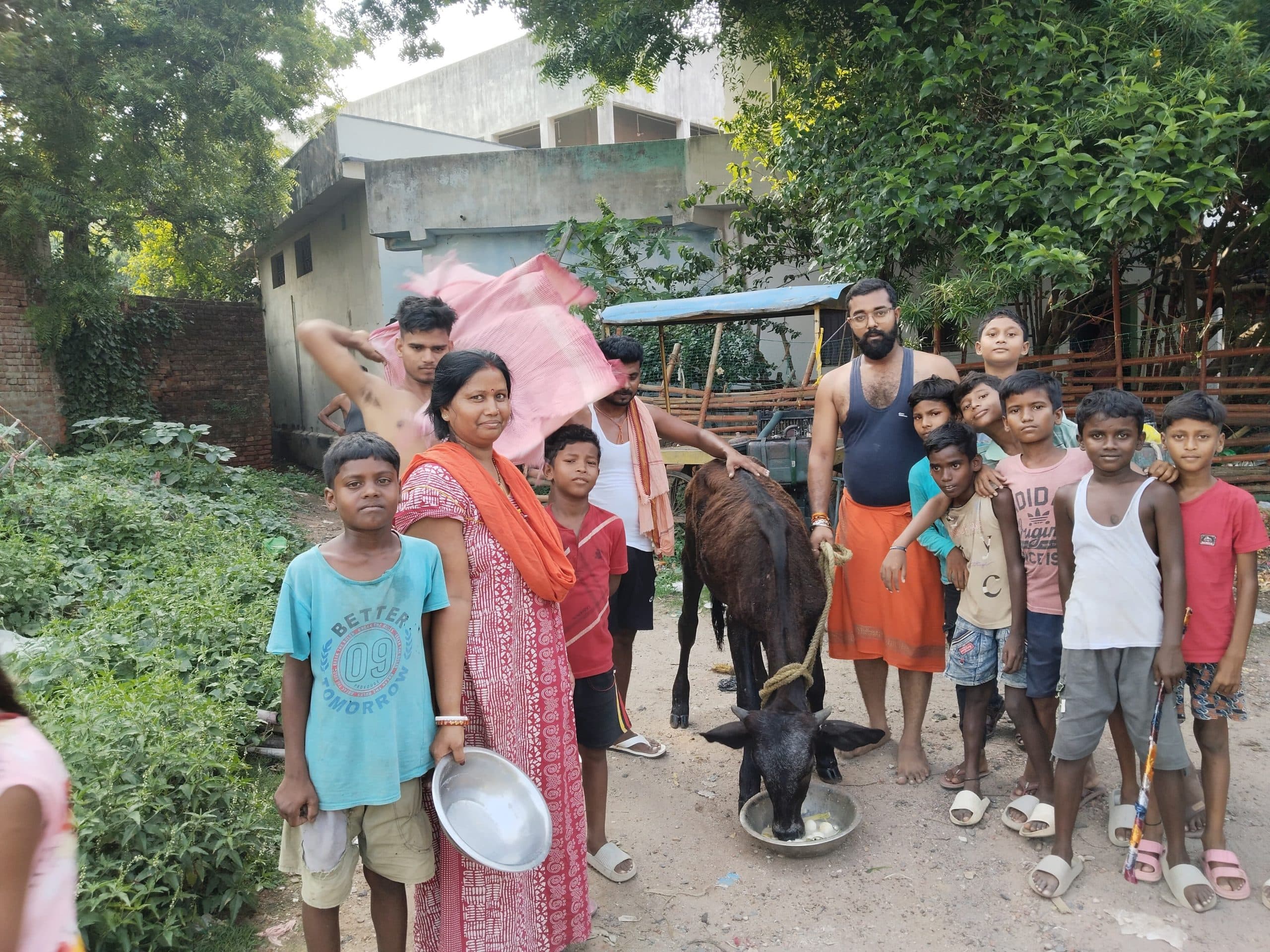 अभाविप सदस्य ने गड्ढे में गिरे बेल को निकाला