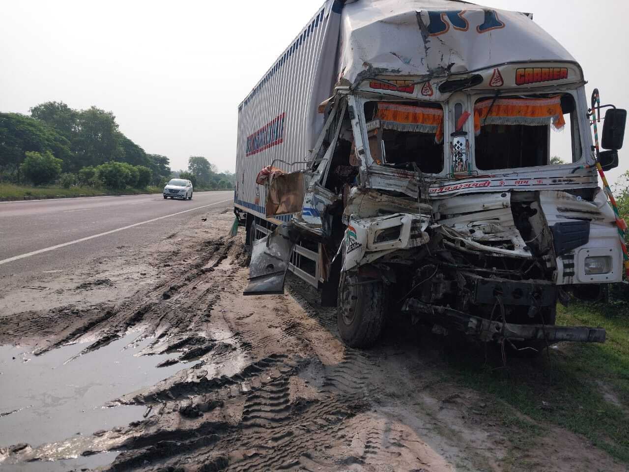 सड़क हादसे में पार्सल गाड़ी चालक गंभीर रूप से घायल