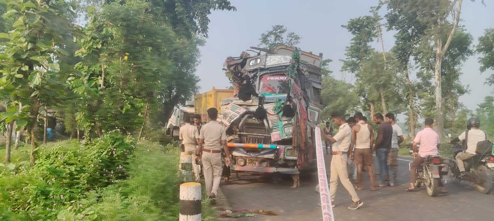 एनएच-31 पर हाइवा-बालू लोड ट्रक में टक्कर, दोनों चालक गंभीर