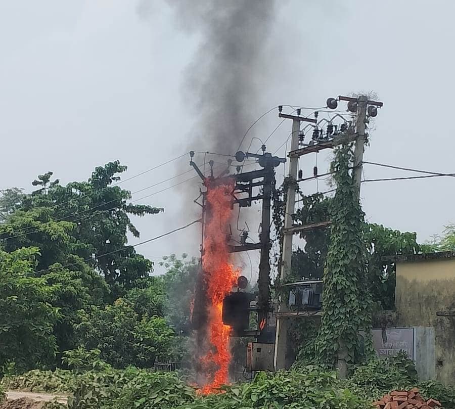 ट्रांसफार्मर में लगी आग, धू-धूकर जला, बिजली आपूर्ति ठप