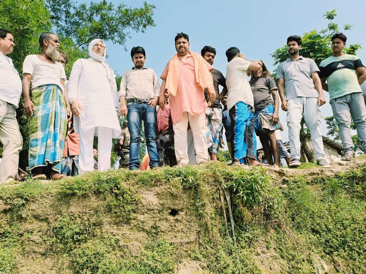 महानंदा नदी से हो रहे कटाव का जायजा विधायक ने लिया