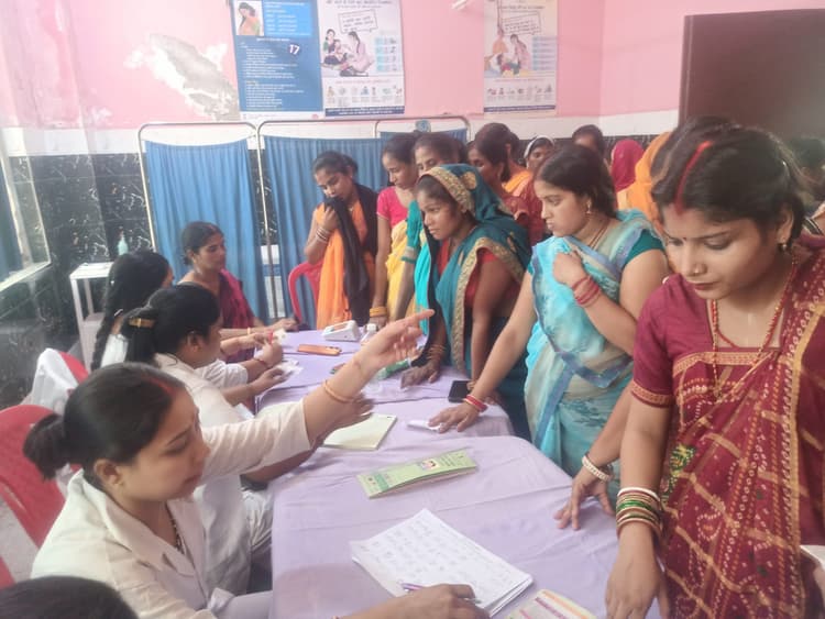 मातृ शिविर में 136 गर्भवती महिलाओं की हुई स्वास्थ्य जांच