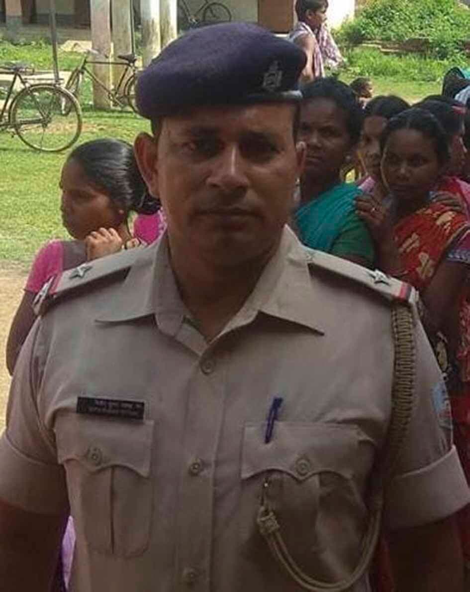 फाइनांस कर्मी की हत्या में आमड़ापाड़ा पुलिस जवान गिरफ्तार, ले गयी बंगाल पुलिस आरोपी झारखंड पुलिस का जवान विपिन पाठक के सहयोगी अबू सुफियान के बयान पर हुई गिरफ्तारी दोनों ने मिलकर कार में ही गला दबाकर कर दी थी हत्या बीते 15 मई को शव को पोखर किनारे सुती पुलिस ने किया था बरामद