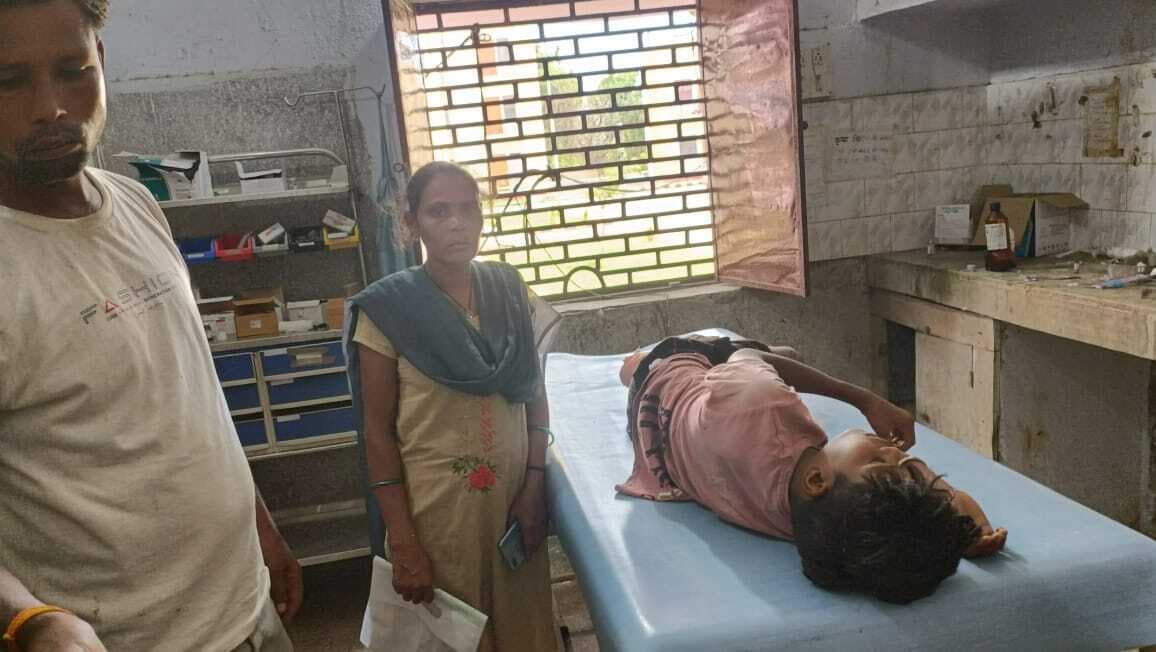 अनियंत्रित टोटो पलटने से युवक का पैर टूटा, गंभीर हालत में रेफर