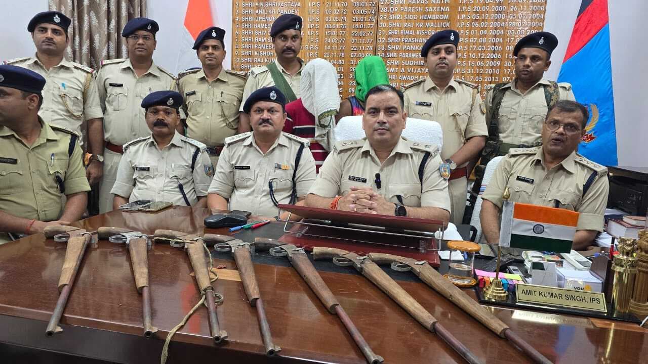 साहिबगंज : सूर्या हांसदा गिरोह के दो युवक गिरफ्तार, सात देसी राइफल बरामद