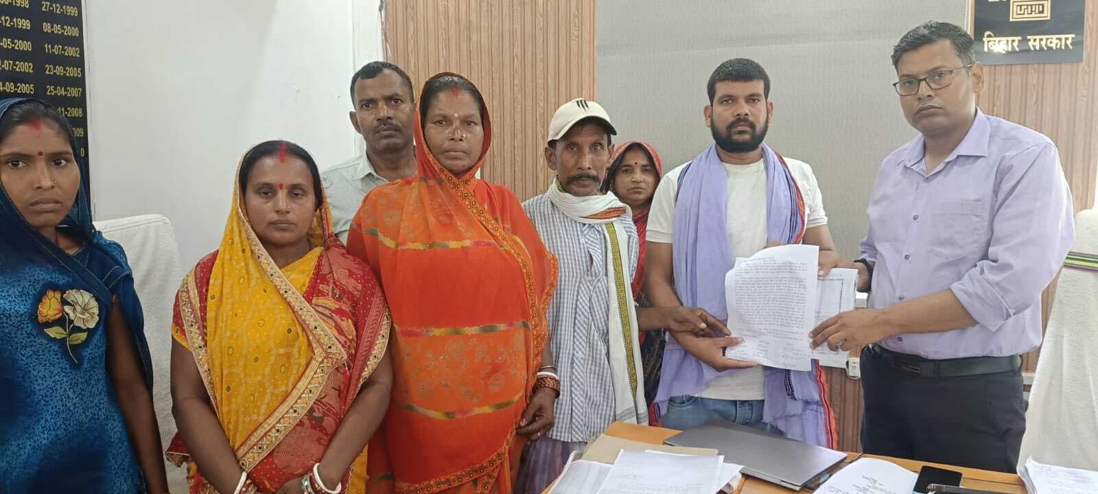 एसडीएम से मिलकर जमीन दखल कराने की मांग की