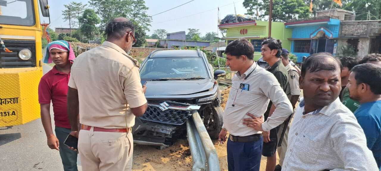 रेलिंग से टकरायी कार, दो सवार घायल