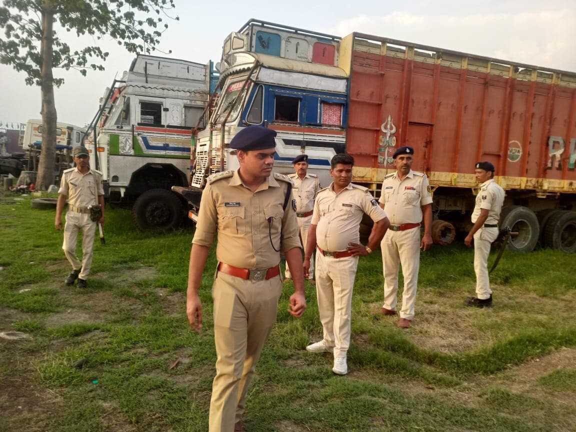 बाबा मोटर्स के वर्कशॉप में छापेमारी, 28 वाहन जब्त