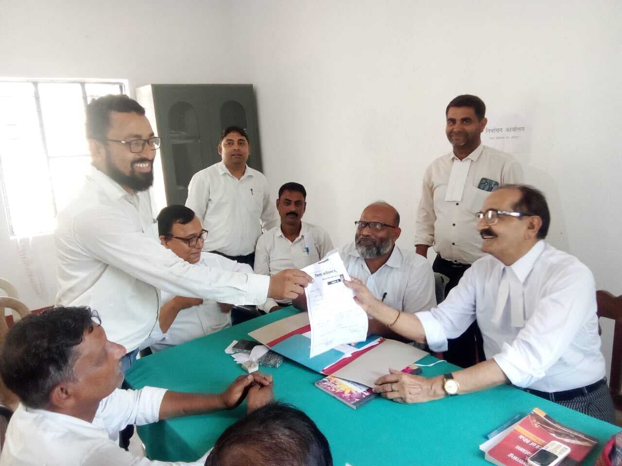 अधिवक्ता संघ चुनाव को लेकर प्रत्याशियों ने भरा नामांकन पर्चा