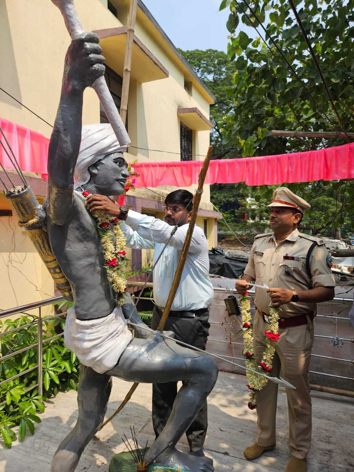 डीसी-एसपी ने भगवान बिरसा मुंडा को किया नमन