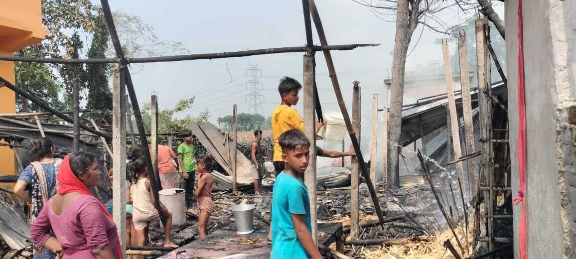 झालबाड़ गांव में अगलगी में चार परिवारों के घर जले
