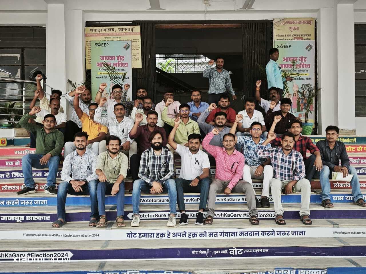 कंप्यूटर ऑपरेटरों काला बिल्ला लगाकर किया काम