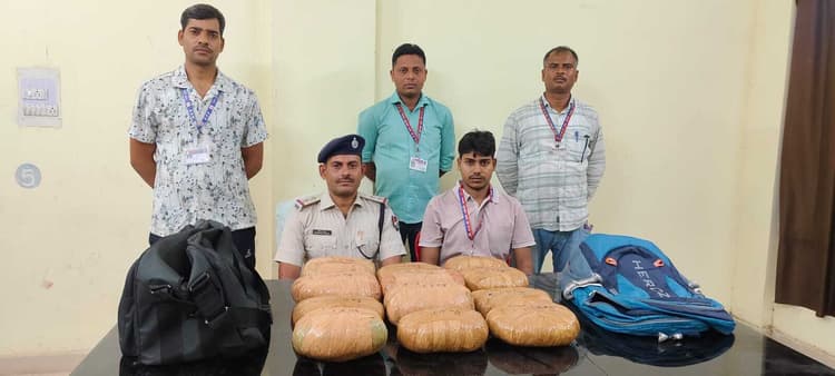 पुरुषोत्तम एक्सप्रेस से 12 पैकेटों में 12.370 किलो गांजा बरामद