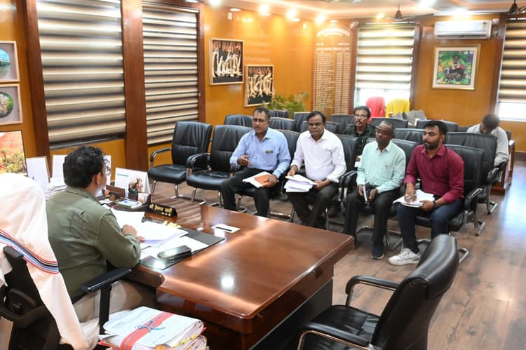 भवन प्रमंडल योजनाओं की में बैठक में डीसी का कार्यों में गति लाने का निर्देश