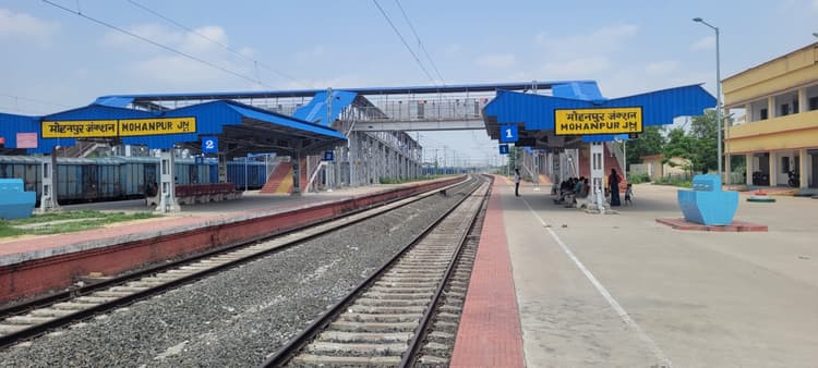 Deoghar news : मोहनपुर जंक्शन पर नहीं रुकती है इंटरसिटी एक्सप्रेस, यात्रियों को 10 से 20 किमी दूर जाकर पकड़नी पड़ती है ट्रेन