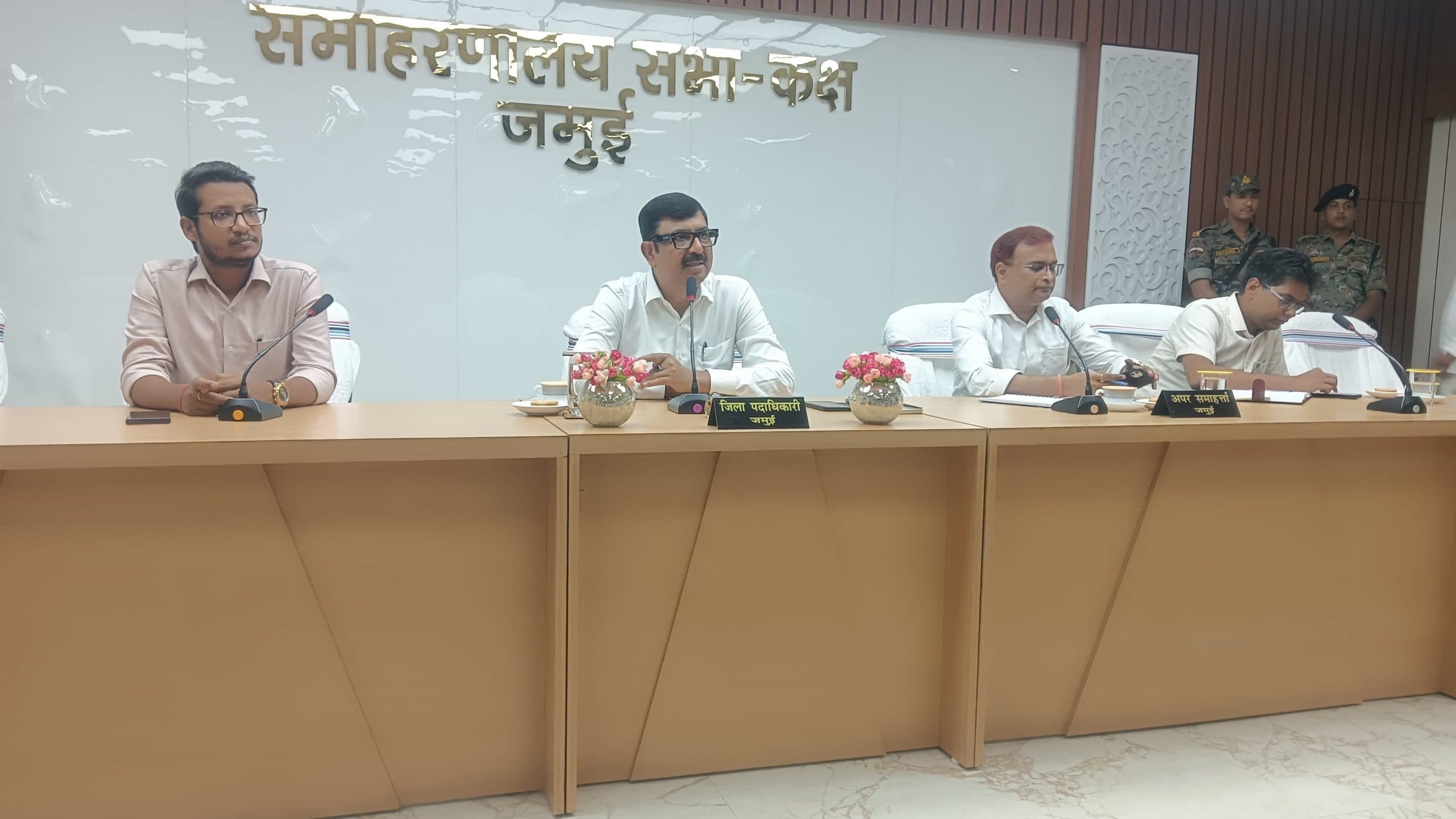 पेयजल संकट वाले क्षेत्रों में उठाये जायेंगे विशेष कदम : डीएम