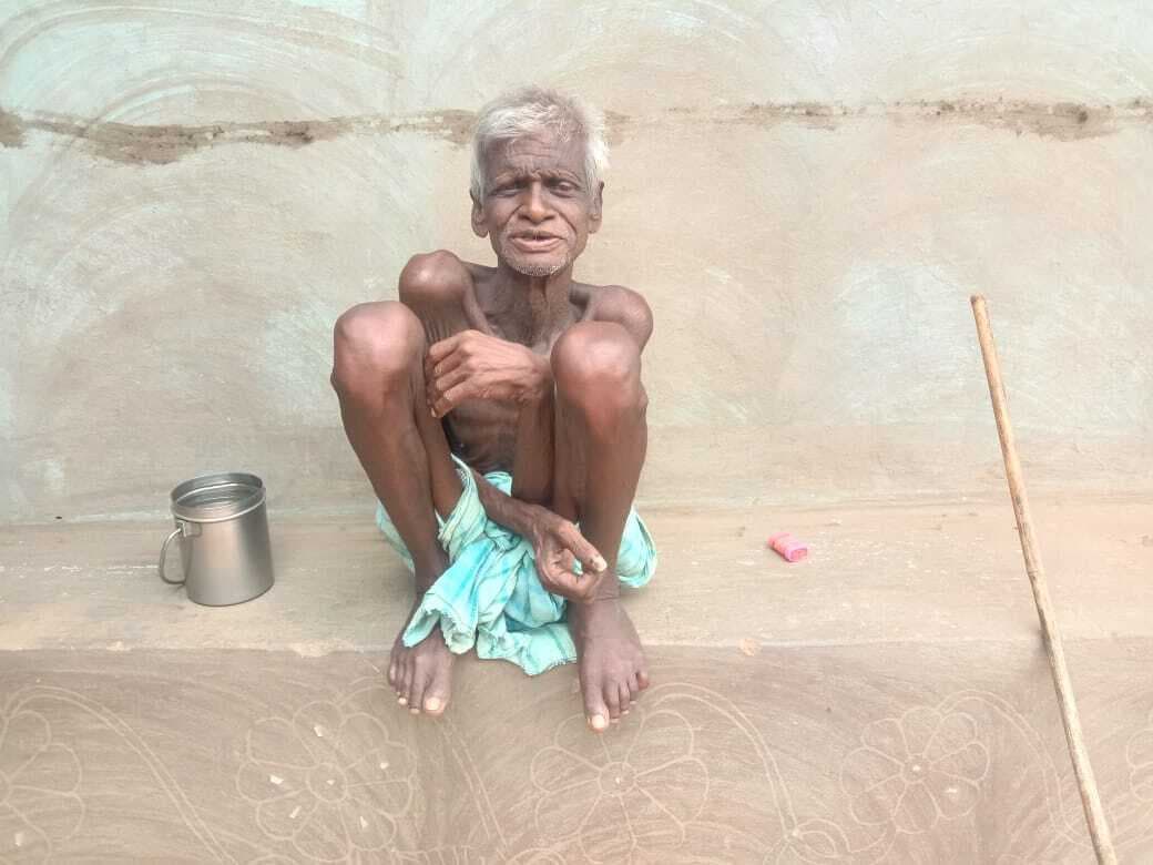 81 वर्ष के वृद्ध पेंशन की आस में ब्लॉक का लगा रहे चक्कर